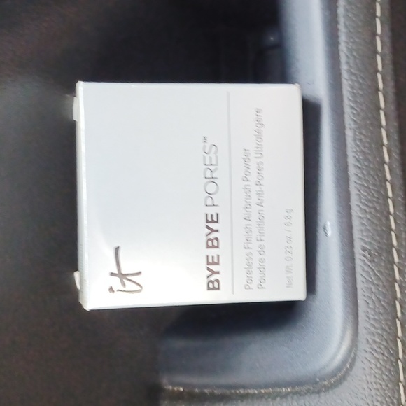 IT Cosmetics, Bye Bye Pores, Translucent. - Picture 3 of 4